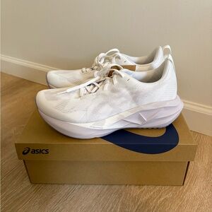 NIB ASICS Novablast 5 Sz 10